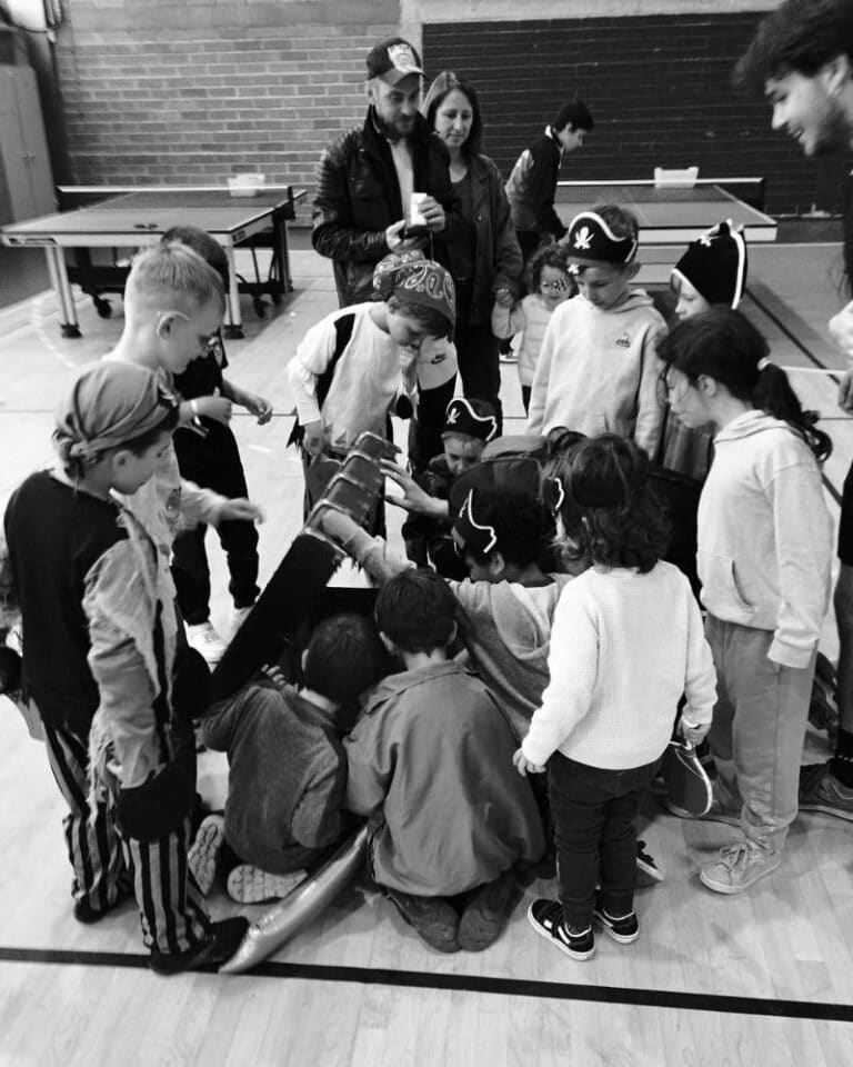Enfants participant à une séance de baby ping avec des jeux ludiques dans un club de tennis de table à Albi