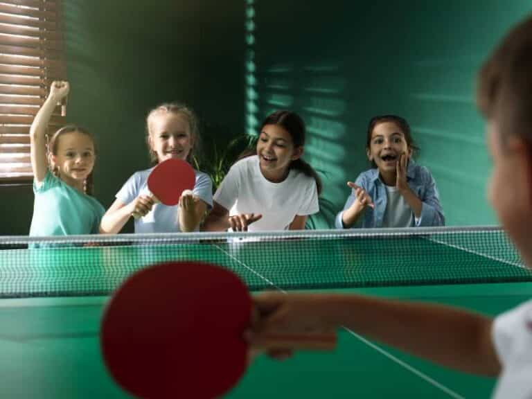 Enfants jouant au tennis de table de manière ludique lors d’une séance de baby ping