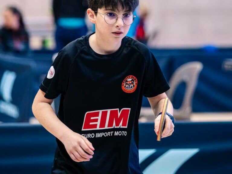 Joueur du club portant un maillot avec sponsor lors d’un match de tennis de table à Albi