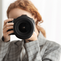 Personne prenant une photo pour la communication du club de tennis de table à Albi