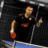 Jules Arguel, entraîneur du club de tennis de table à Albi pendant un entraînement